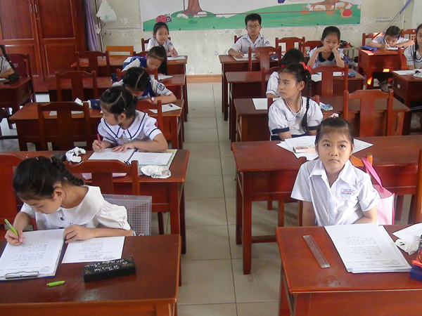 Thu-hoc-phi-khong-dung-tien-mat-2019.png