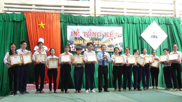 Truong-THCS-Ben-Tre-tong-ket-nam-hoc-2018-2019.png