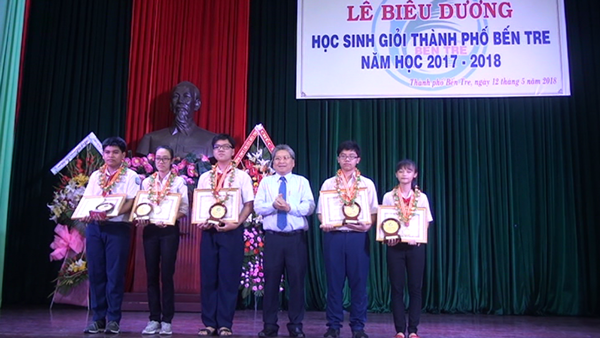 Bieu-duong-hoc-sinh-gioi-nam-hoc-2017-2018.png