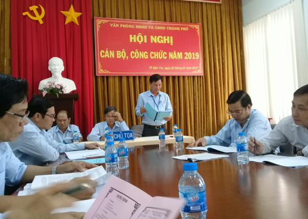 Hoi-nghi-CBCC-Van-phong-HDND-UBND-thanh-pho-2018.png