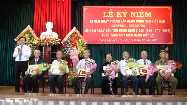 Ky-niem-thanh-lap-DCSVN-va-Dong-khoi-Ben-Tre-trao-huy-hieu-dang-dot-3-2-2019.png