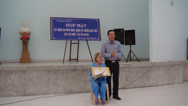 Lanh-dao-TP-tham-nguoi-cao-tuoi-1-10-2019-1.png