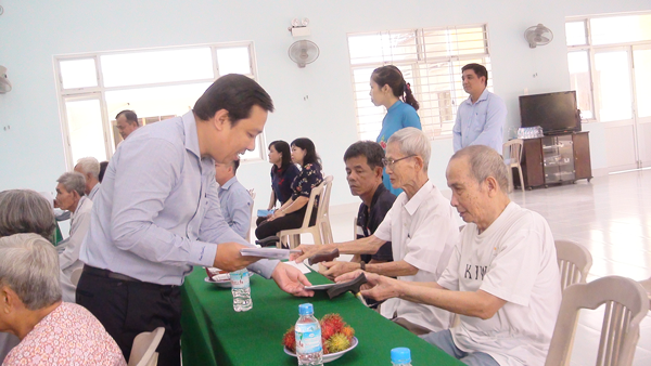 Lanh-dao-TP-tham-nguoi-cao-tuoi-1-10-2019.png