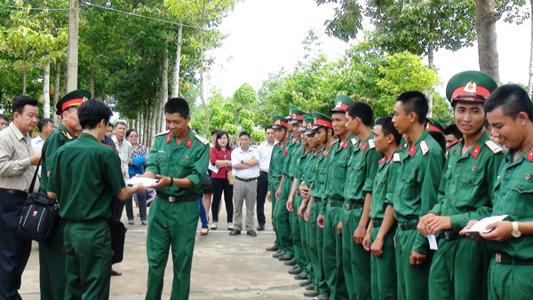 Lanh-dao-thanh-pho-Ben-Tre-tham-tan-binh-2018.jpg