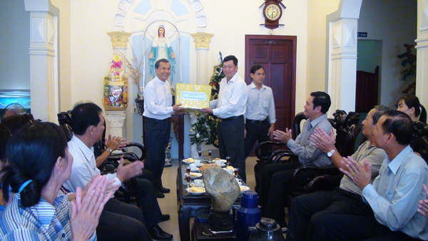 Lanh-dao-thanh-pho-tham-cac-nha-tho-tren-dia-ban-thanh-pho.png
