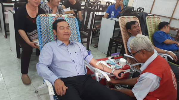 Ong-Nguyen-Van-Thuong-tham-gia-hien-mau-le-hoi-xuan-hong-2019.png