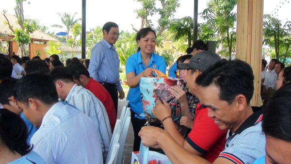 Tham-tang-qua-cho-nguoi-lao-dong-khong-ve-que-an-tet-2019.png