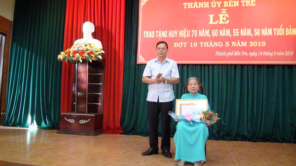 Trao-huy-hieu-dang-dot-19-5-2019.jpg
