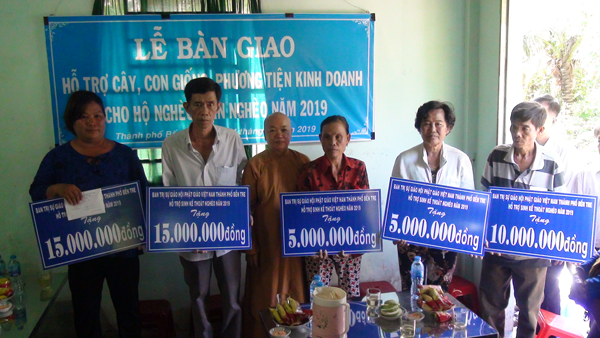 Trao-kinh-phi-ho-tro-ho-ngheo-2019.png
