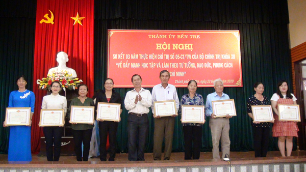 guong-tieu-bieu-hoc-tap-lam-theo-guong-Bac-2018.png