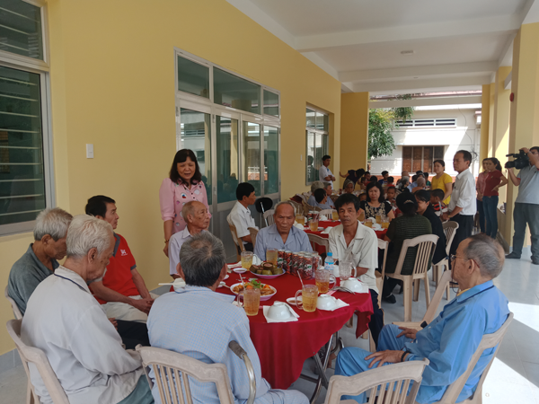 To-chuc-bua-an-cho-TT-bao-tro-xa-hoi-va-lang-tre-em-SOS-Ben-Tre-2019.png