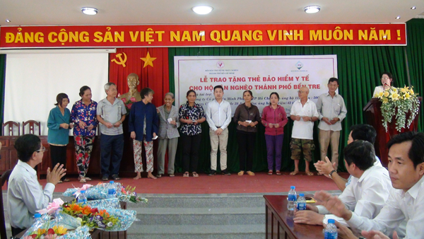 Trao-542-the-BHYT-cho-ho-ngheo-2019-1.png