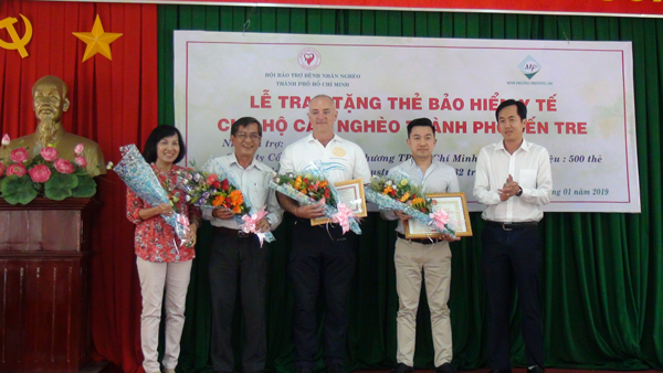 Trao-542-the-BHYT-cho-ho-ngheo-2019.png