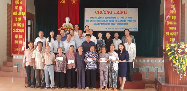 Van-dong-doanh-nghiep-tang-qua-cho-gia-dinh-ho-ngheo-can-ngheo-2019-1.png