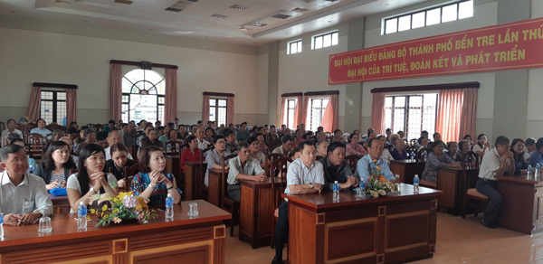 Van-dong-doanh-nghiep-tang-qua-cho-gia-dinh-ho-ngheo-can-ngheo-2019.png