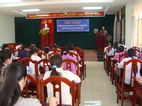 Bà Nguyễn Thị Mai Rý - Chủ tịch Hội Liên hiệp Phụ nữ thành phố chủ trì hội nghị