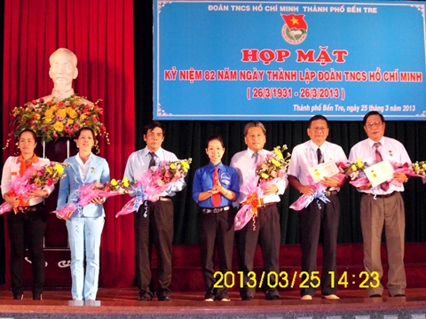Trao kỷ niệm chương “Vì thế hệ trẻ” cho các cá nhân có thành tích giáo dục thế hệ trẻ và tổ chức đoàn.
