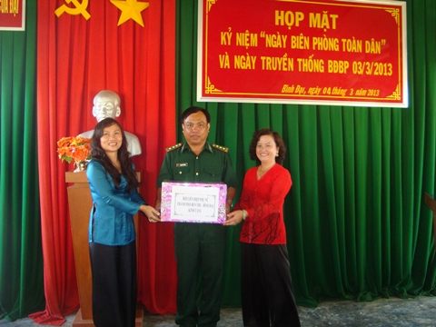 Bà Nguyễn Thị Mai Rý - Chủ tịch Hội LHPN thành phố (bên trái) và bà Bùi Hồng Lam - Chủ tịch Hội LHPN huyện Bình Đại (bên phải) tặng quà bộ đội Biên phòng Cửa Đại, huyện Bình Đại