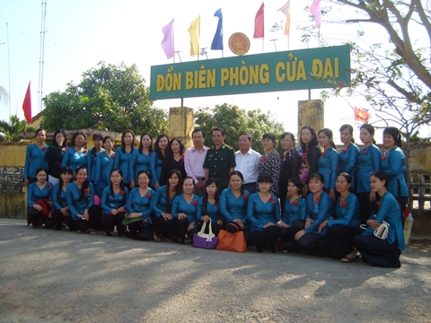 Ông Bùi Minh Tuấn - Phó Bí Thư Thành uỷ (đứng thứ 10 từ phải sang) chụp hình lưu niệm với Đoàn trong chuyến giao lưu .