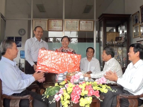 Thăm tặng quà Công ty sản xuất kinh doanh tổng hợp Đông Á