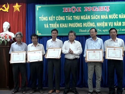 Ông Cao Thành Hiếu (đứng thứ 3 từ phải sang) trao giấy khen cho các tập thể đã hoàn thành tốt công tác thu thuế năm 2012
