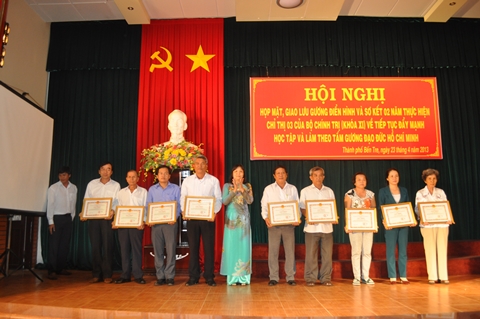 Đồng chí Hồ Thị Hoàng Yến, Phó Bí thư Thường trực Thành ủy chụp ảnh lưu niệm với các cá nhân.