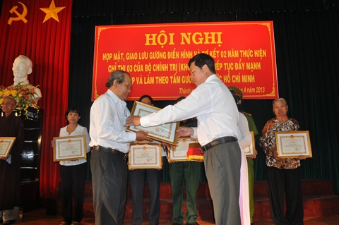 Đồng chí Võ Thanh Hồng, Phó Chủ tịch UBND thành phố trao giấy khen cho cá nhân.
