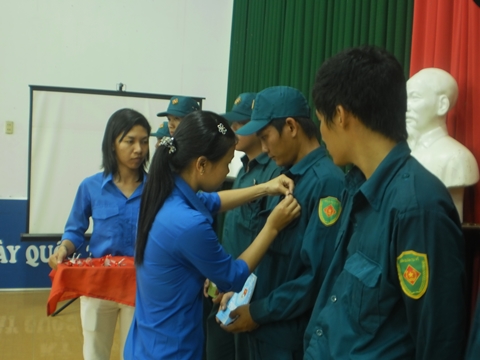 Bà Lê Thị Ngọc Duyên - Bí thư Đoàn phường Phú Tân gắn huy hiệu đoàn cho doàn viên mới.