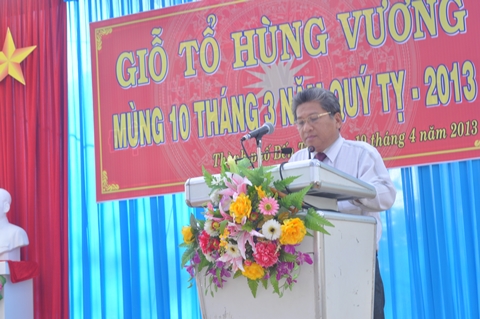 Ông Cao Thành Hiếu - Chủ tịch UBND thành phố Bến Tre đọc diễn văn kỹ niệm giỗ tổ Hùng Vương (Ảnh: ĐB)