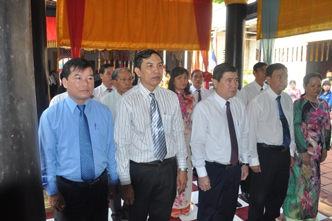 Lãnh đạo tỉnh và thành phố viếng linh vị vua Hùng (Ảnh: ĐB)