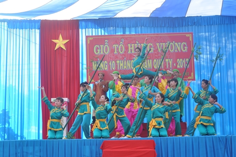 Đội văn nghệ thành phố hát sử ca (Ảnh: ĐB)