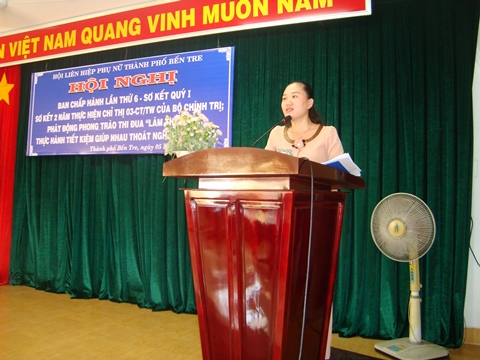 Bà Phạm Thị Thanh Thảo - Phó Chủ tịch Hội LHPN tỉnh chỉ đạo hội nghị