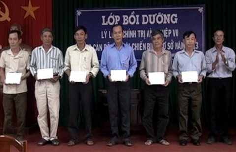 Ban tổ chức trao giấy chứng nhận cho học viên