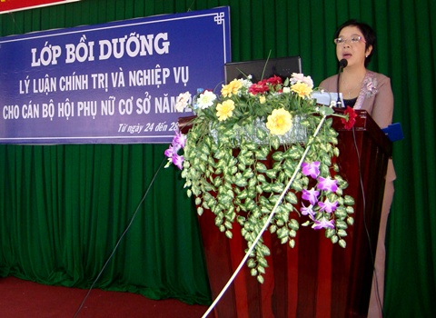 Đồng chí Nguyễn Thị Thanh Trúc - Phó Chủ tịch hội LHPN thành phố Bến Tre phát biểu khai giảng lớp tập huấn