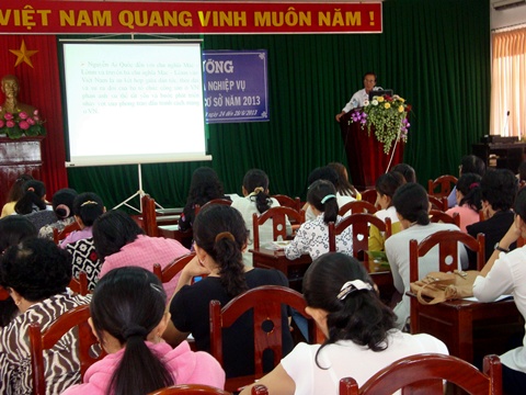 Đồng Nguyễn Văn Lữ - Phó Giám đốc Trung tâm Bồi dưỡng Chính trị thành phố Bến Tre báo cáo chuyên đề đầu tiên của khóa tập huấn