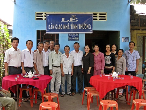 Lễ bàn giao nhà tình thương cho gia đình ông Đặng và bà Hạnh phường Phú Tân.