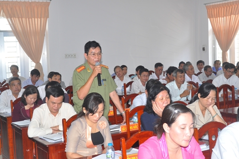 Đồng chí Lê Quang Gốc, phó Trưởng Công an thành phố phát biểu về công tác đấu tranh phòng chống tội phạm, tệ nan xã hội, an toàn giao thông.( Ảnh: ĐB)