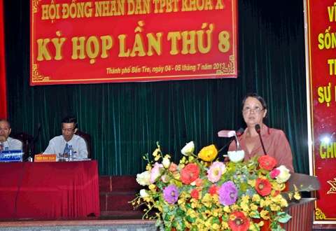 Bà Phan Thanh Lâm, Phó Chủ tịch UBMTTQVN thành phố Bến Tre thông bao kết quả tham gia xây dựng chính quyềt tại kỳ họp lần thứ 8 - HĐND thành phố khóa X, nhiệm kỳ 2011 - 2016. (Ảnh: ĐB)