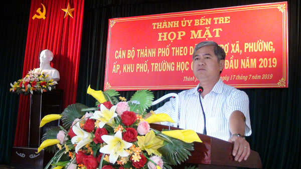 Hop-mat-can-bo-phan-cong-theo-doi-ho-tro-cac-chi-dan-o-xa-phuong-1.png