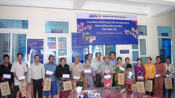 MTTQ-VN-thanh-pho-Ben-Tre-BIDV-Ben-Tre-tham-tang-qua-cho-cac-ho-dan-bi-thien-tai-nhan-tet-2019.png