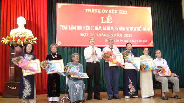 Trao-huy-hieu-dot-Dang-dot-19-5-nam-2019-1.png