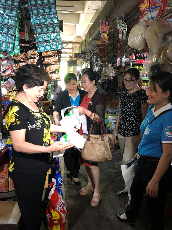 Van-dong-su-dung-tui-nylon-phan-huy.png