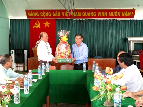 Ông Nguyễn Thành Phong, Ủy viên Ban chấp hành Trung ương Đảng - Bí thư Tỉnh ủy Bến Tre thăm và tặng quà tại xã Phú Nhuận