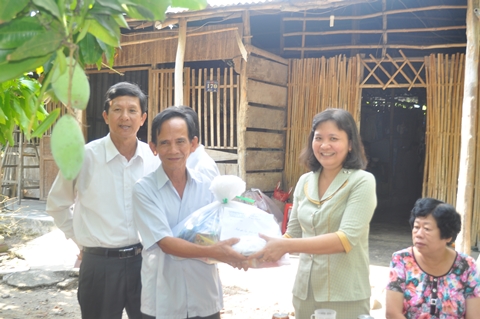 Phó Bí thư Thành ủy Hồ Thị Hoàng Yến tặng quà cho các hộ dân vùng kinh tế mới tỉnh Bình Phước