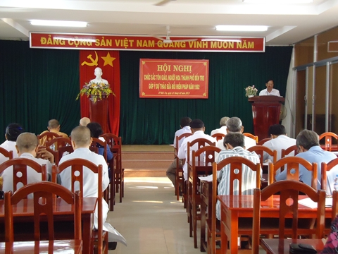 Ông: Trần Văn Hưng – Ủy viên Thường trực UBMTTQ Việt Nam thành phố Bến Tre báo cáo những nội dung cơ bản của Dự thảo sửa đổi Hiến pháp 1992.