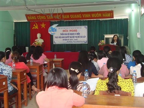 Bà NguyễnThị Mai Rý - Chủ tịch Hội LHPN thành phố phát biểu tại hội nghị
