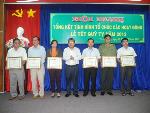 Ông Cao Thành hiếu - Chủ tịch UBND thành phố (ở giữa) trao bằng khen cho các tập thể thực hiện tốt các hoạt động lễ Tết Nguyên đán Quý Tỵ năm 2013