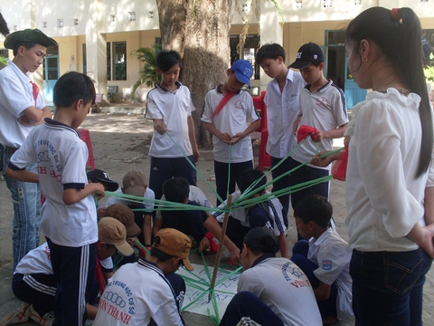 Các em học sinh tham gia hoạt động teambuilding (trò chơi nhóm)