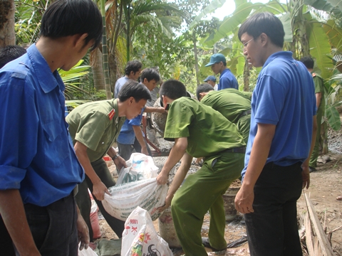 Cán bộ, đoàn viên thanh niên thực hiện công trình bê tông hoá tuyến lộ liên tổ 15, ấp 3, xã Nhơn Thạnh, thành phố Bến Tre