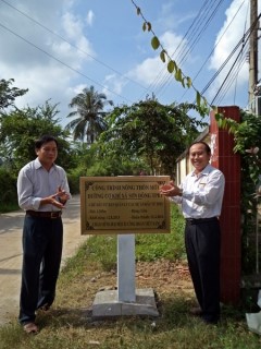 Ông Phạm Hòa - Chủ tịch Liên đoàn lao động thành phố tham gia gắn biển công trình sản phẩm nông thôn mới. (Ảnh: Ngọc Hân)